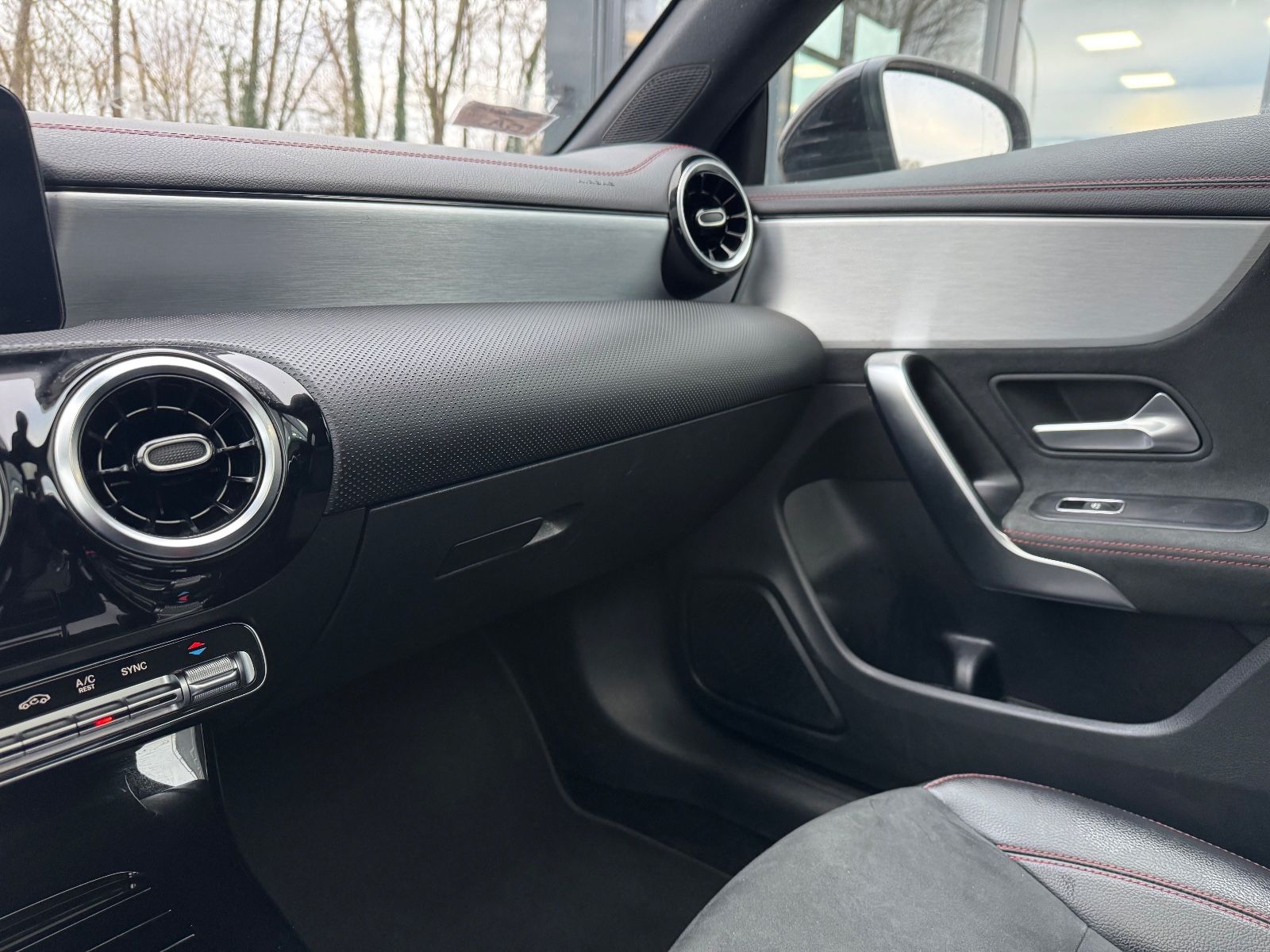 Fahrzeugabbildung Mercedes-Benz CLA 200 LIM*AUT.*NIGHT*AMG-LINE*PANO*1.HD*TOP*