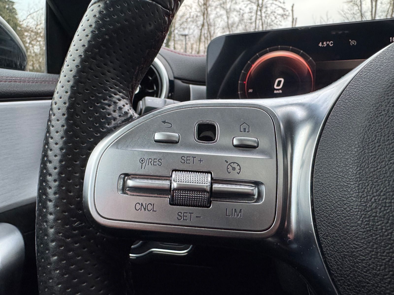 Fahrzeugabbildung Mercedes-Benz CLA 200 LIM*AUT.*NIGHT*AMG-LINE*PANO*1.HD*TOP*