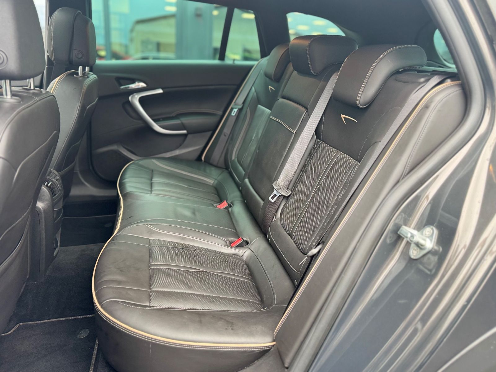 Fahrzeugabbildung Opel INSIGNIA A COUNTRY T 4x4*LEDER*NAVI*R-KAMERA*