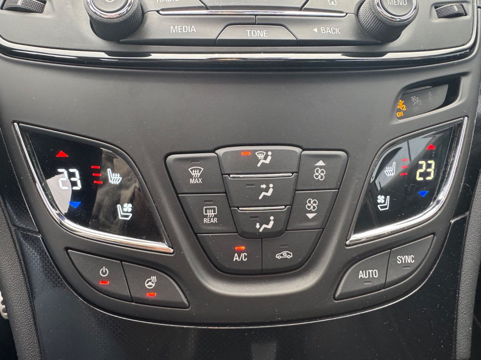 Fahrzeugabbildung Opel INSIGNIA A COUNTRY T 4x4*LEDER*NAVI*R-KAMERA*