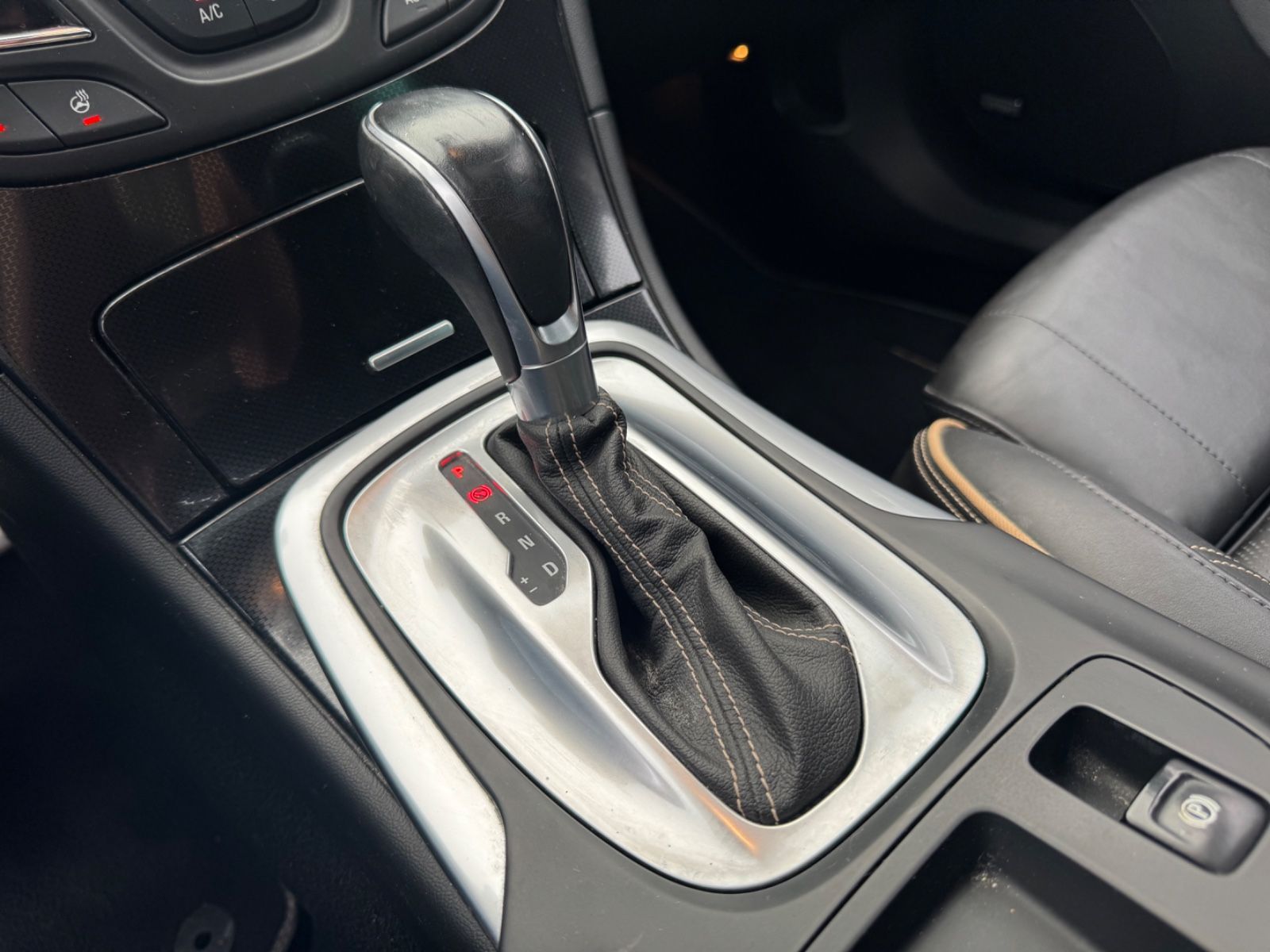 Fahrzeugabbildung Opel INSIGNIA A COUNTRY T 4x4*LEDER*NAVI*R-KAMERA*