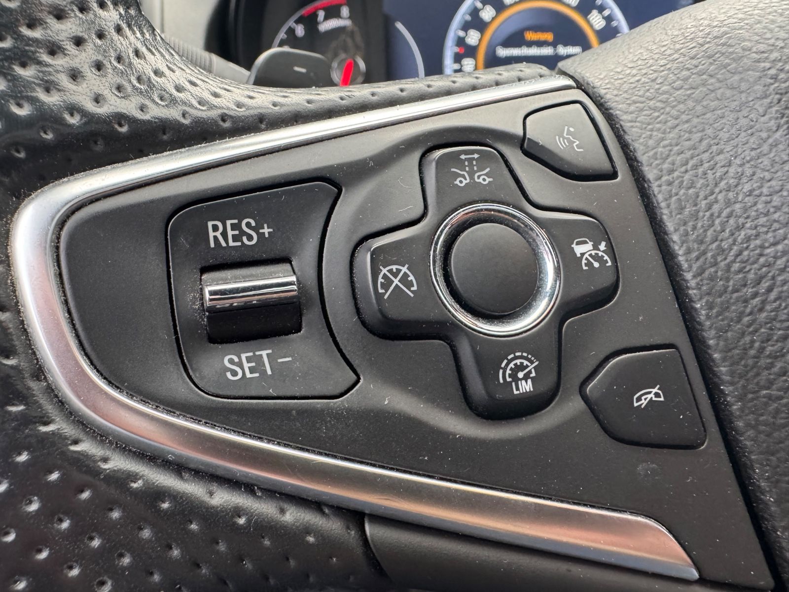 Fahrzeugabbildung Opel INSIGNIA A COUNTRY T 4x4*LEDER*NAVI*R-KAMERA*