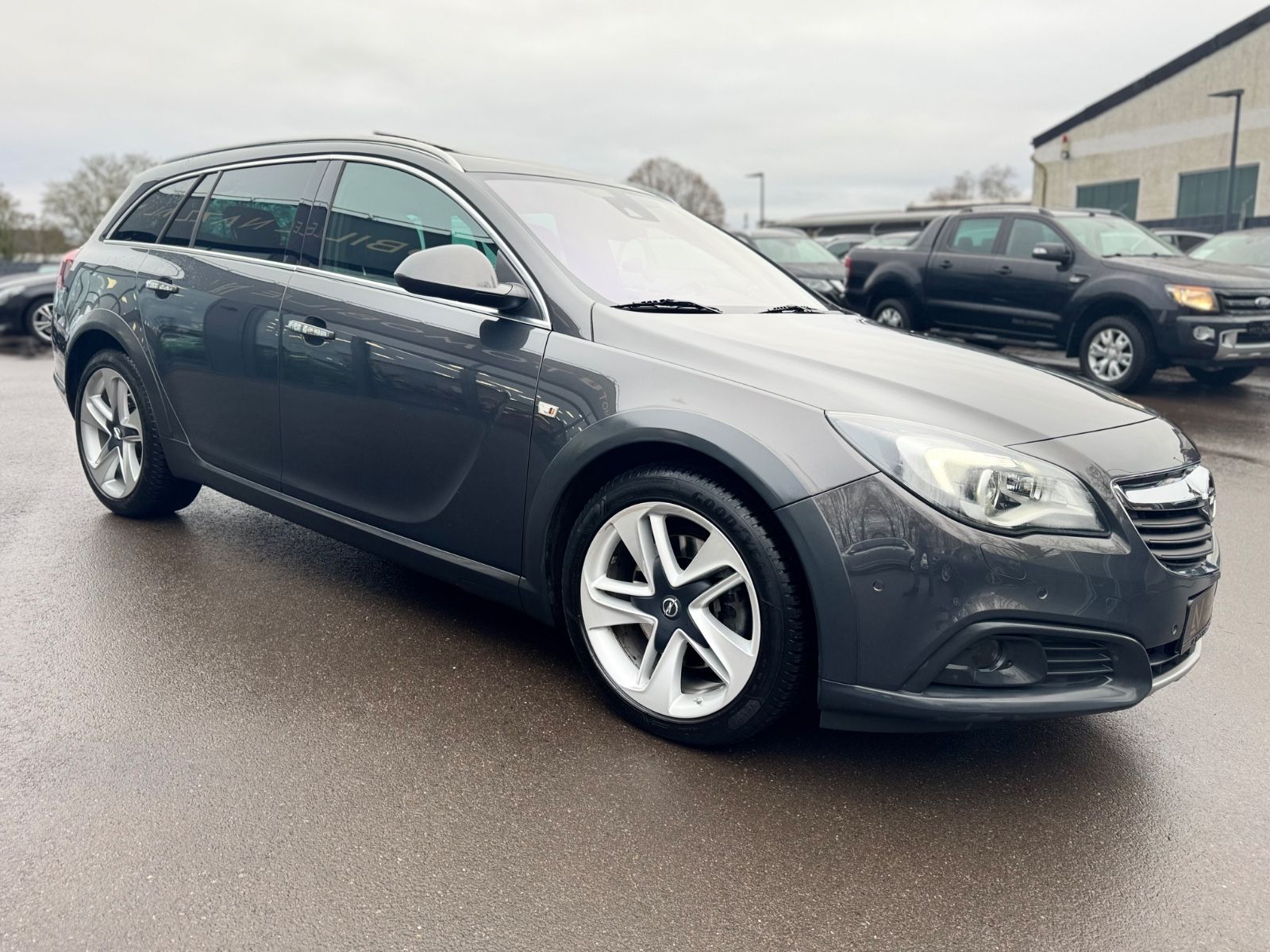 Fahrzeugabbildung Opel INSIGNIA A COUNTRY T 4x4*LEDER*NAVI*R-KAMERA*