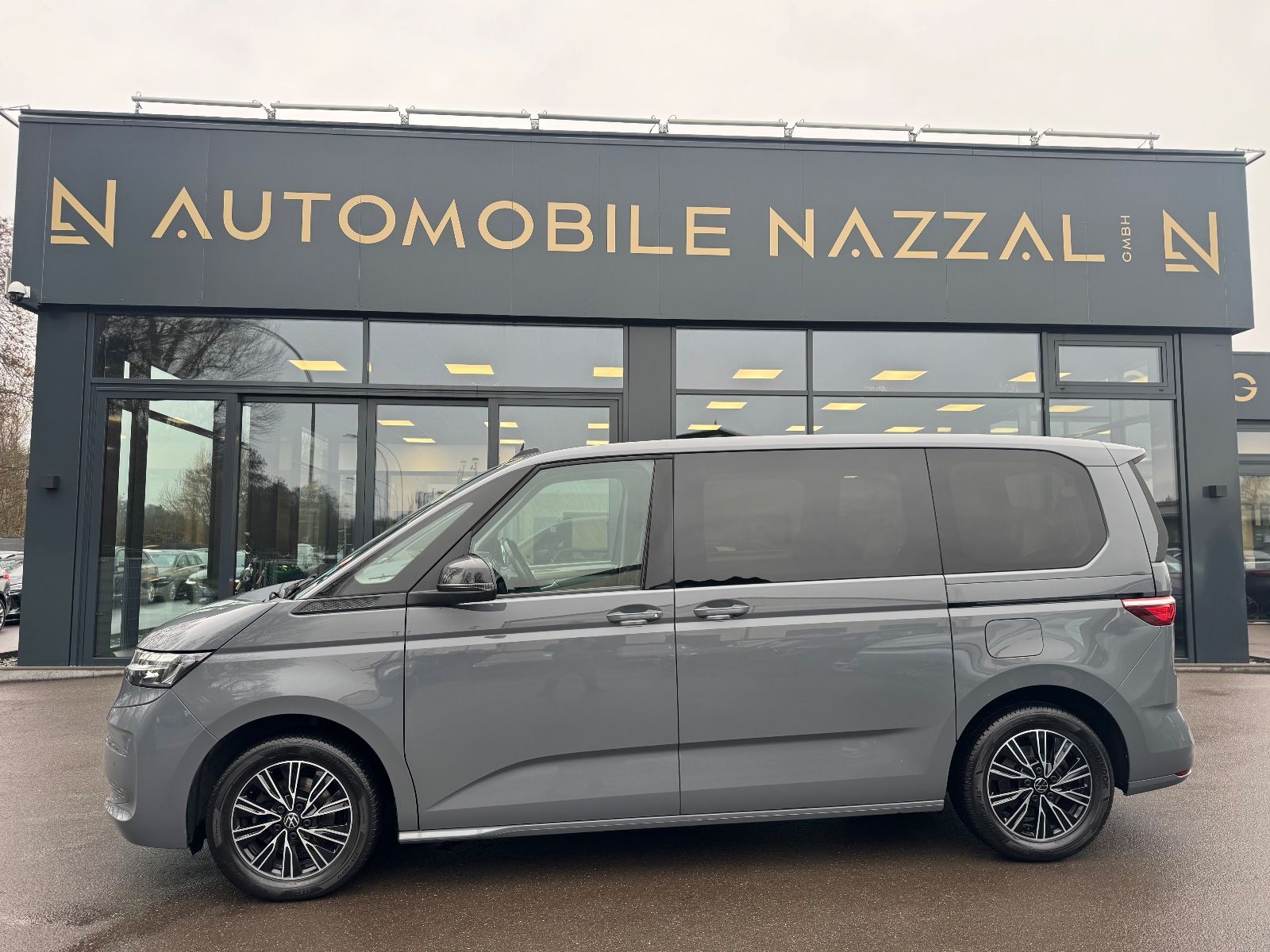 Fahrzeugabbildung Volkswagen T7 MULTIVAN*AUT*7 SITZER*LED*2.HD*KAMERA*KREIDE*