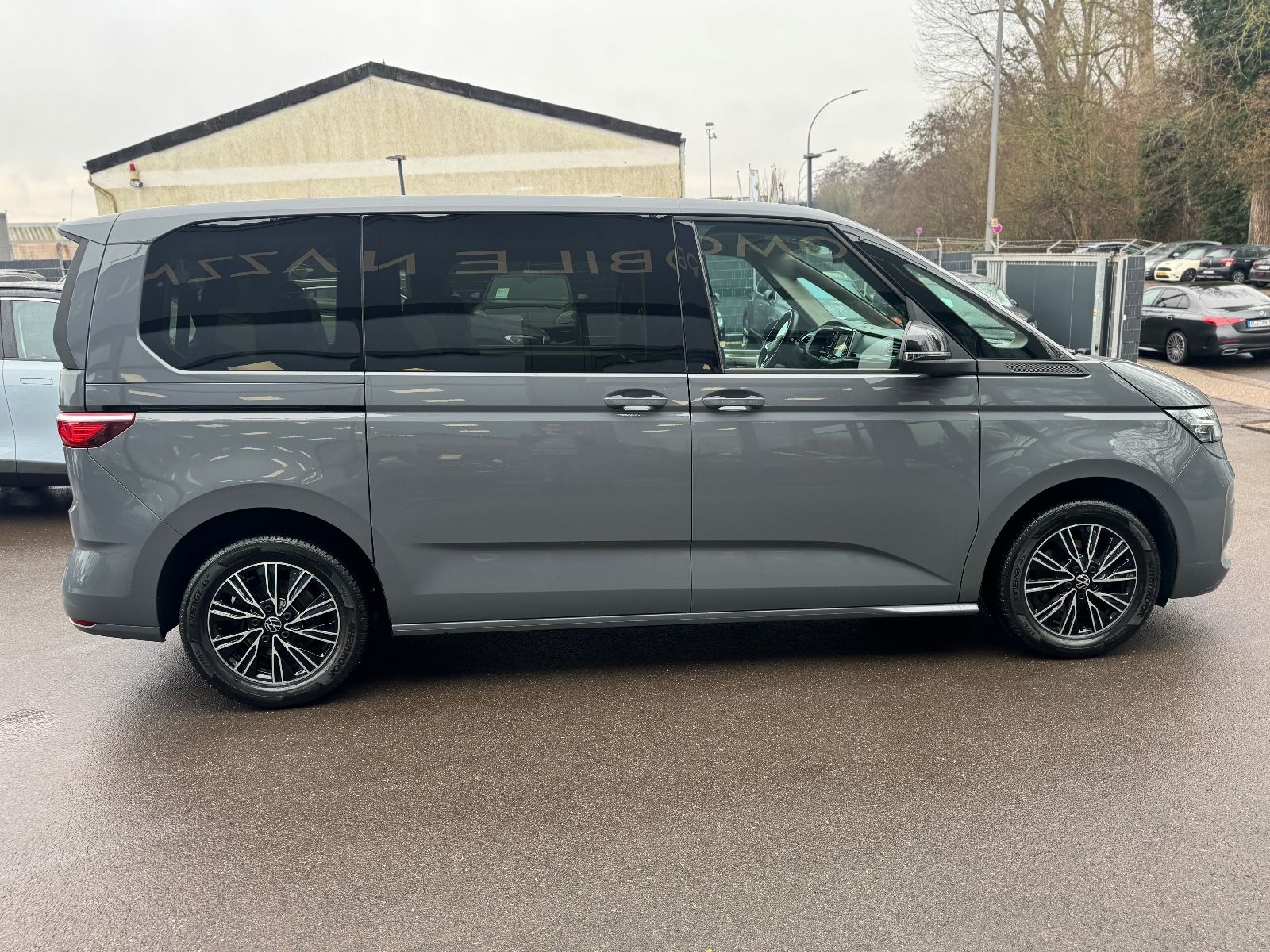 Fahrzeugabbildung Volkswagen T7 MULTIVAN*AUT*7 SITZER*LED*2.HD*KAMERA*KREIDE*