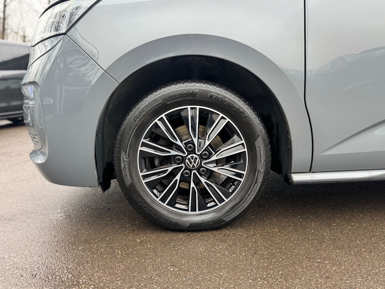 Fahrzeugabbildung Volkswagen T7 MULTIVAN*AUT*7 SITZER*LED*2.HD*KAMERA*KREIDE*