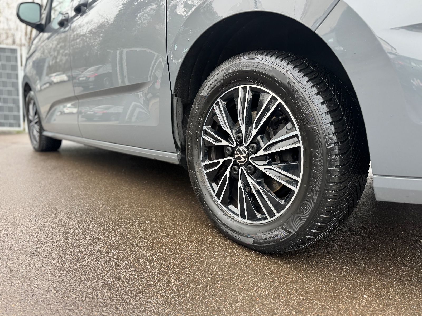 Fahrzeugabbildung Volkswagen T7 MULTIVAN*AUT*7 SITZER*LED*2.HD*KAMERA*KREIDE*