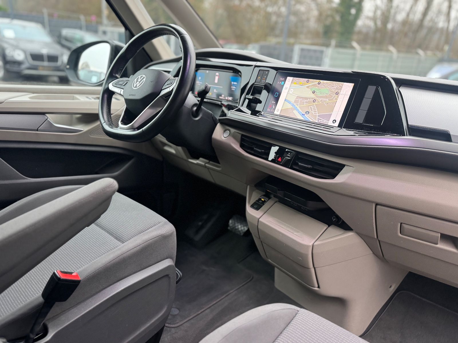 Fahrzeugabbildung Volkswagen T7 MULTIVAN*AUT*7 SITZER*LED*2.HD*KAMERA*KREIDE*