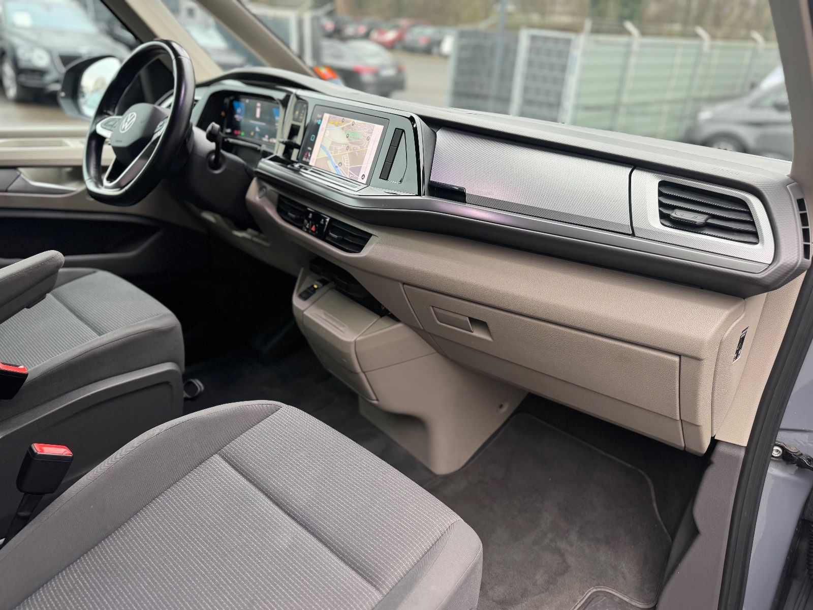 Fahrzeugabbildung Volkswagen T7 MULTIVAN*AUT*7 SITZER*LED*2.HD*KAMERA*KREIDE*