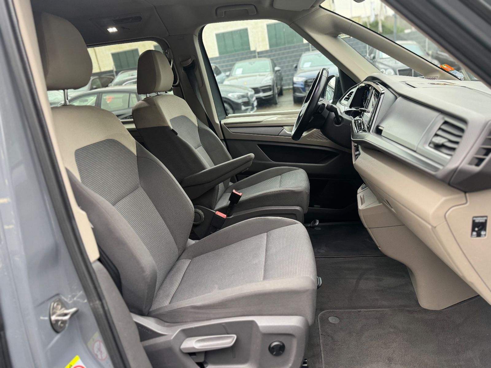 Fahrzeugabbildung Volkswagen T7 MULTIVAN*AUT*7 SITZER*LED*2.HD*KAMERA*KREIDE*