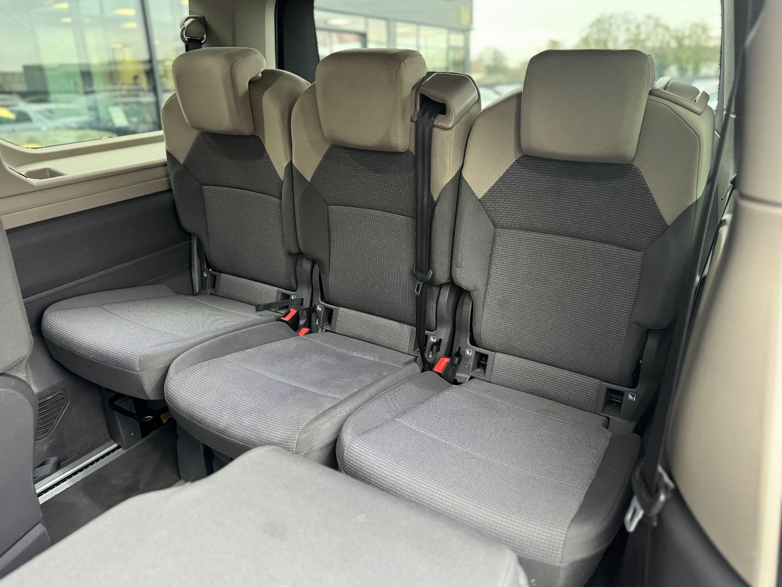 Fahrzeugabbildung Volkswagen T7 MULTIVAN*AUT*7 SITZER*LED*2.HD*KAMERA*KREIDE*