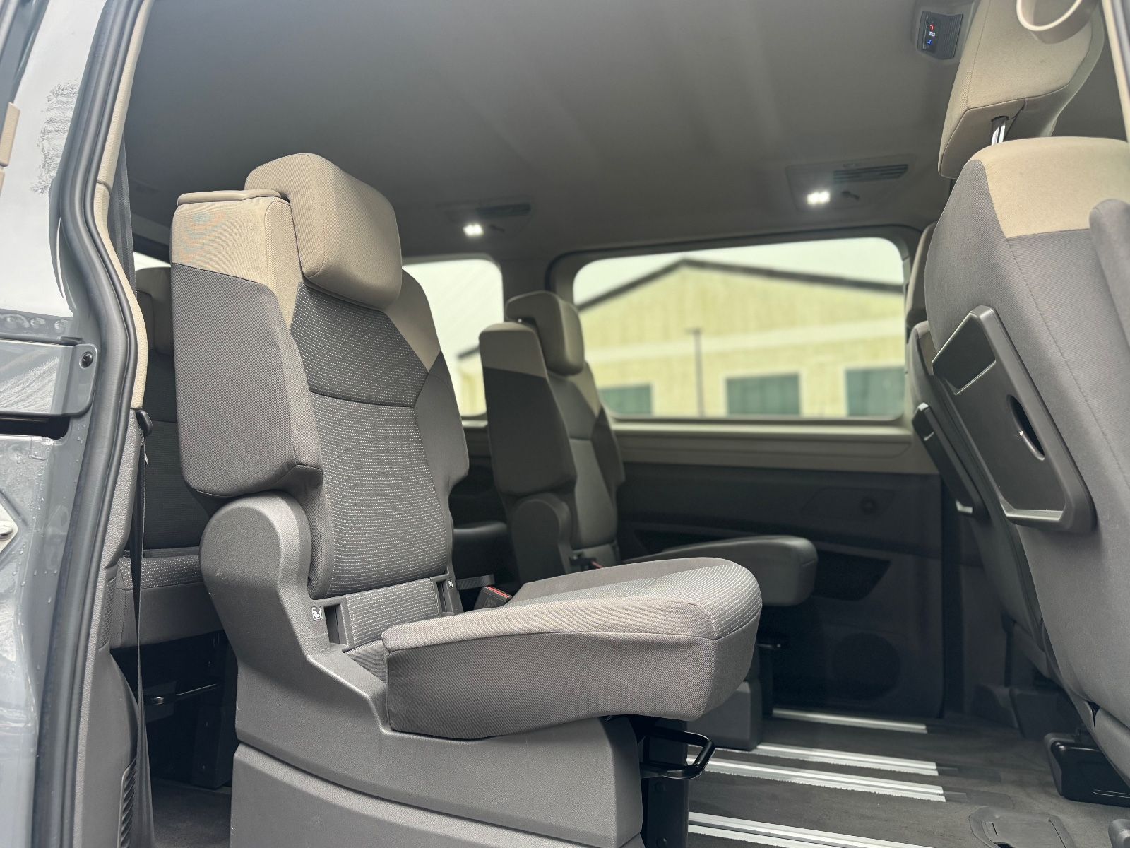 Fahrzeugabbildung Volkswagen T7 MULTIVAN*AUT*7 SITZER*LED*2.HD*KAMERA*KREIDE*