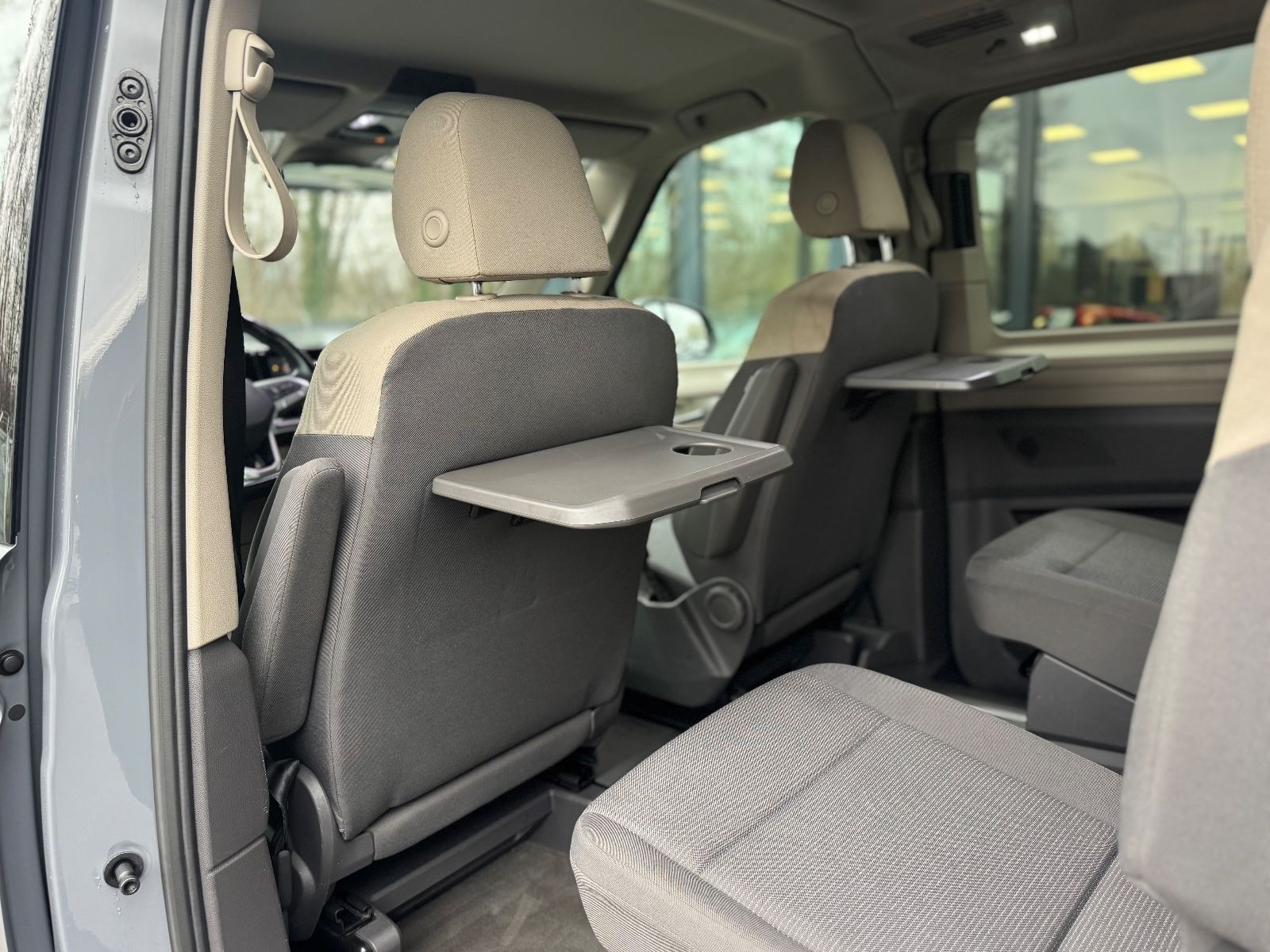 Fahrzeugabbildung Volkswagen T7 MULTIVAN*AUT*7 SITZER*LED*2.HD*KAMERA*KREIDE*