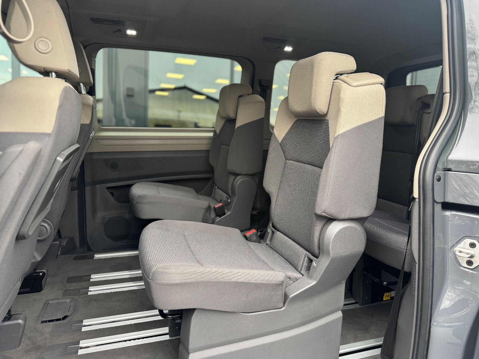 Fahrzeugabbildung Volkswagen T7 MULTIVAN*AUT*7 SITZER*LED*2.HD*KAMERA*KREIDE*