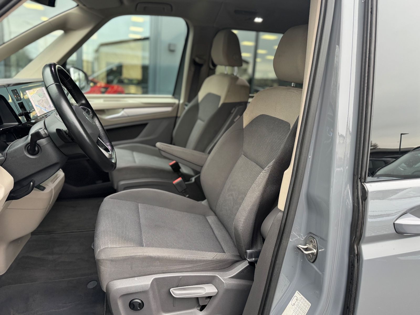 Fahrzeugabbildung Volkswagen T7 MULTIVAN*AUT*7 SITZER*LED*2.HD*KAMERA*KREIDE*