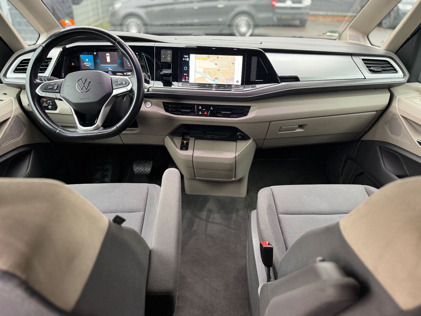 Fahrzeugabbildung Volkswagen T7 MULTIVAN*AUT*7 SITZER*LED*2.HD*KAMERA*KREIDE*