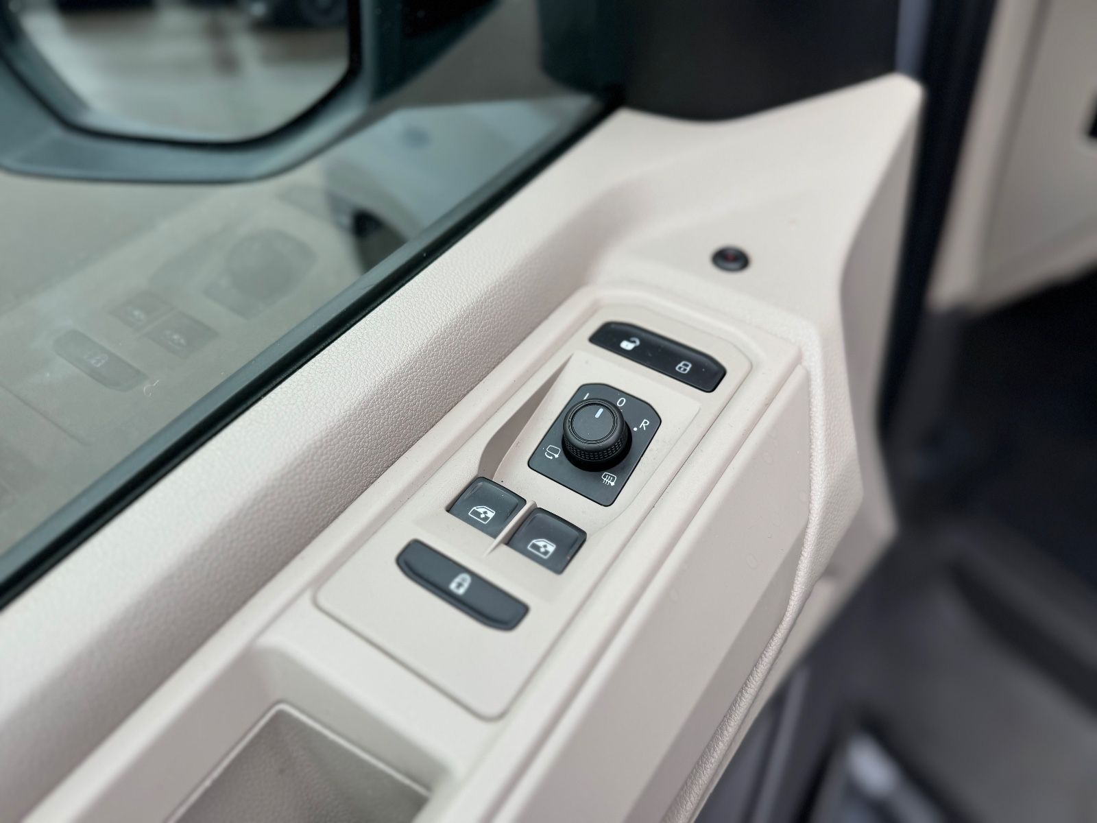 Fahrzeugabbildung Volkswagen T7 MULTIVAN*AUT*7 SITZER*LED*2.HD*KAMERA*KREIDE*