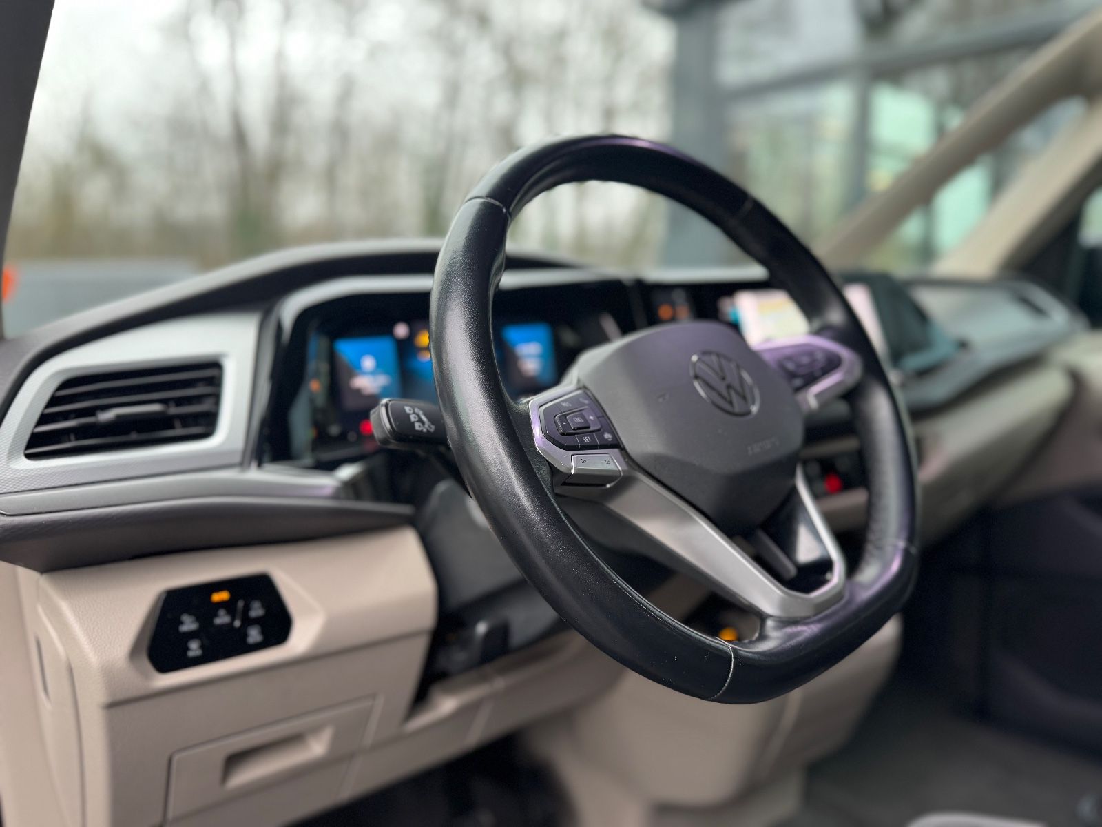 Fahrzeugabbildung Volkswagen T7 MULTIVAN*AUT*7 SITZER*LED*2.HD*KAMERA*KREIDE*