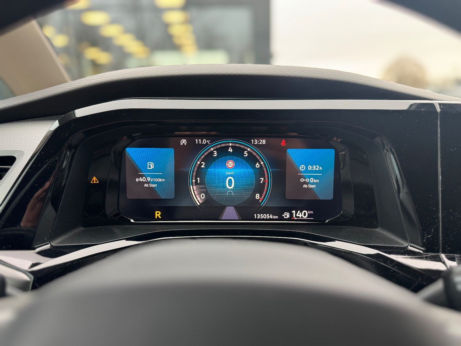 Fahrzeugabbildung Volkswagen T7 MULTIVAN*AUT*7 SITZER*LED*2.HD*KAMERA*KREIDE*