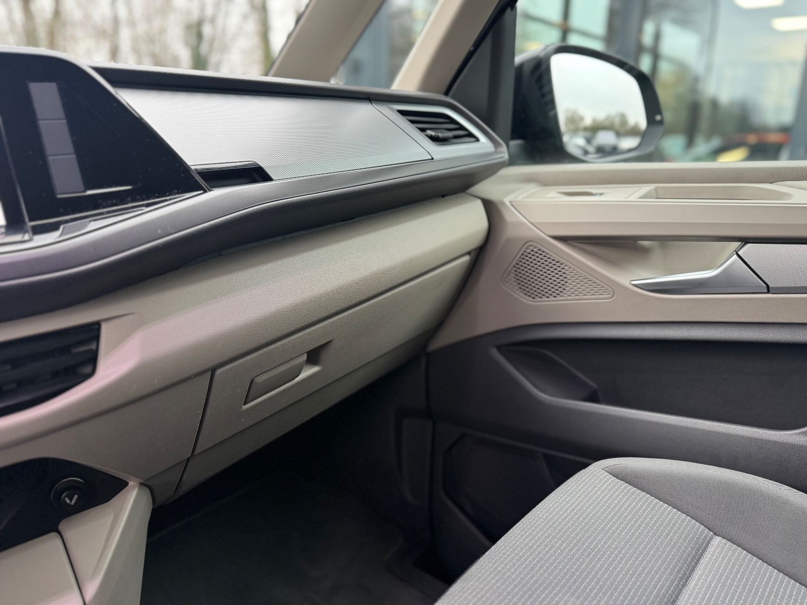 Fahrzeugabbildung Volkswagen T7 MULTIVAN*AUT*7 SITZER*LED*2.HD*KAMERA*KREIDE*