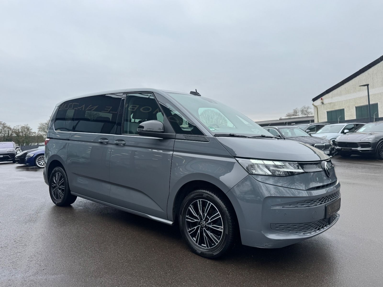 Fahrzeugabbildung Volkswagen T7 MULTIVAN*AUT*7 SITZER*LED*2.HD*KAMERA*KREIDE*