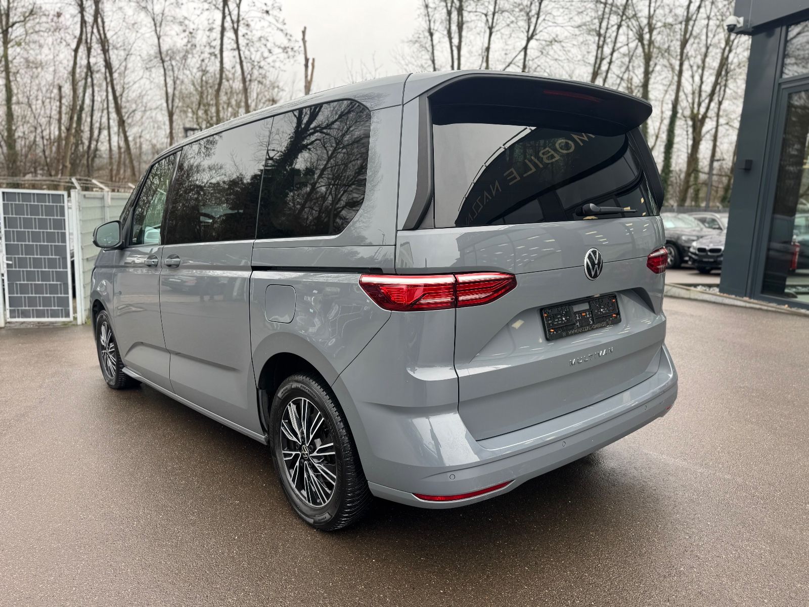 Fahrzeugabbildung Volkswagen T7 MULTIVAN*AUT*7 SITZER*LED*2.HD*KAMERA*KREIDE*