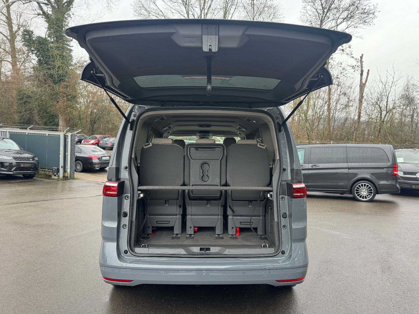 Fahrzeugabbildung Volkswagen T7 MULTIVAN*AUT*7 SITZER*LED*2.HD*KAMERA*KREIDE*