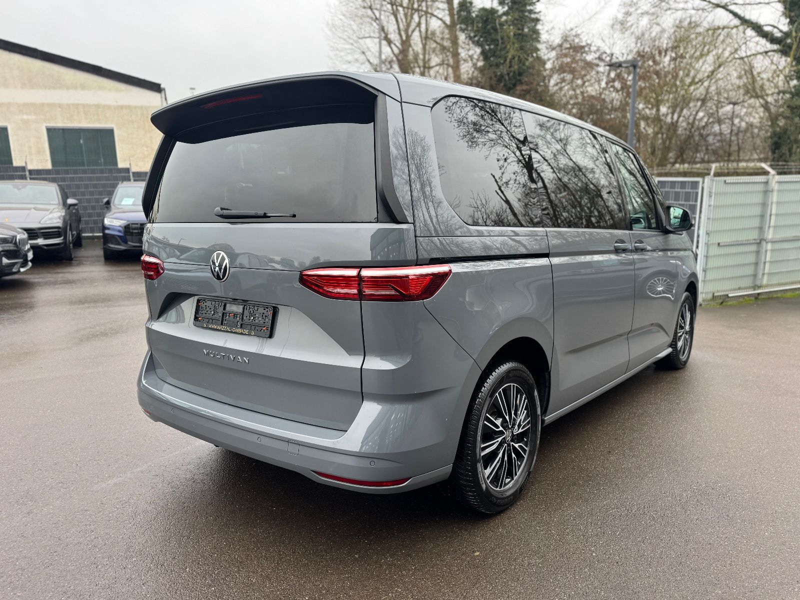 Fahrzeugabbildung Volkswagen T7 MULTIVAN*AUT*7 SITZER*LED*2.HD*KAMERA*KREIDE*