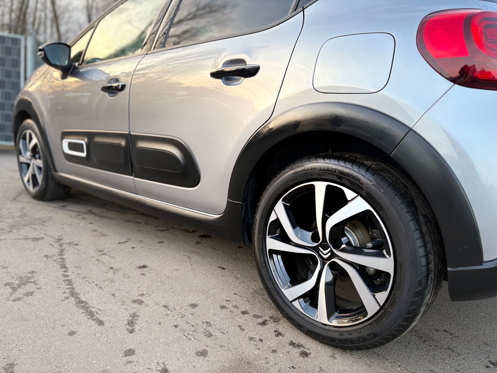 Fahrzeugabbildung Citroën C3 SHINE*STYLE PAKET*AUTOMATIK*KAMERA*NAVI*1.HD