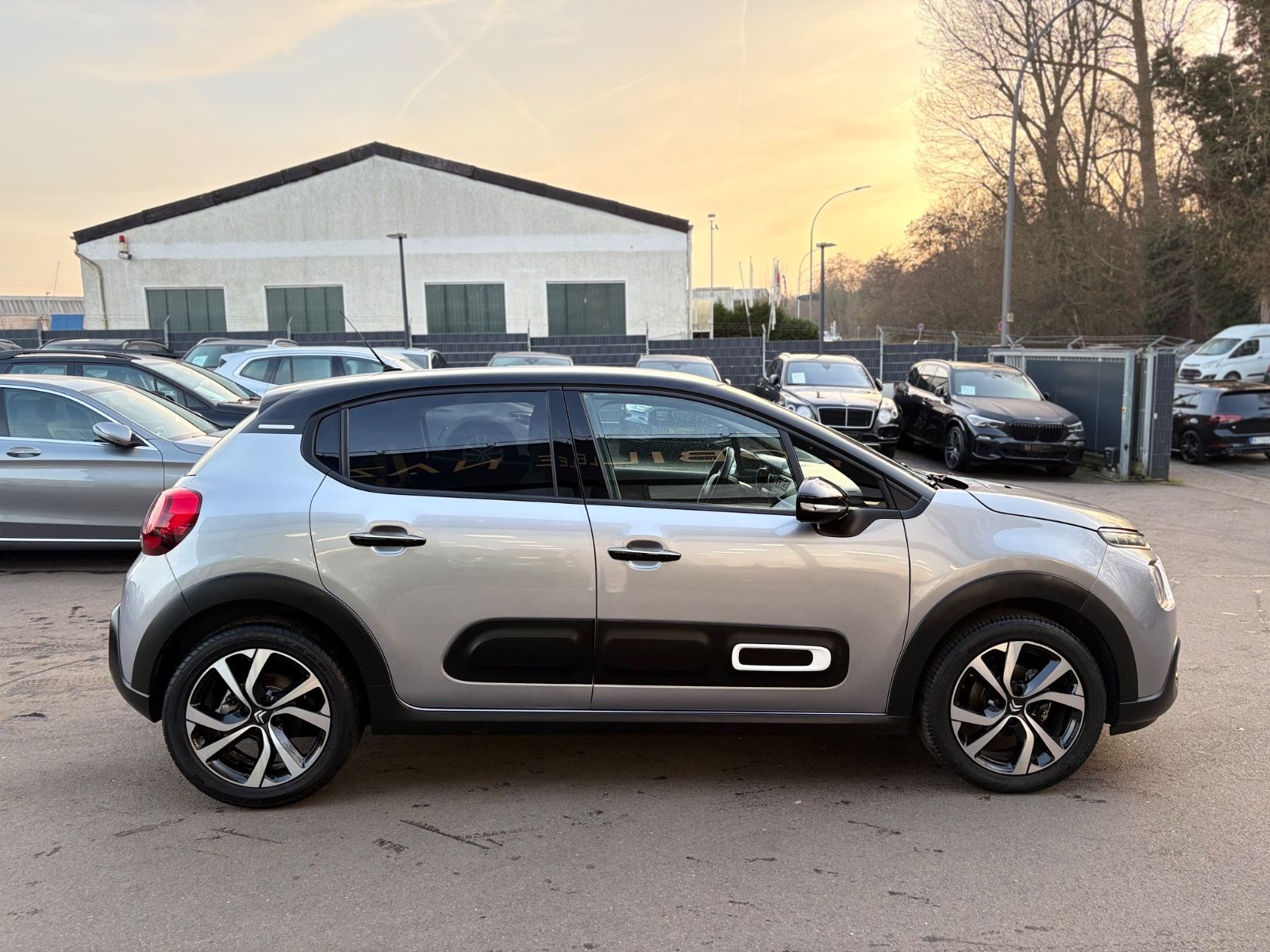 Fahrzeugabbildung Citroën C3 SHINE*STYLE PAKET*AUTOMATIK*KAMERA*NAVI*1.HD