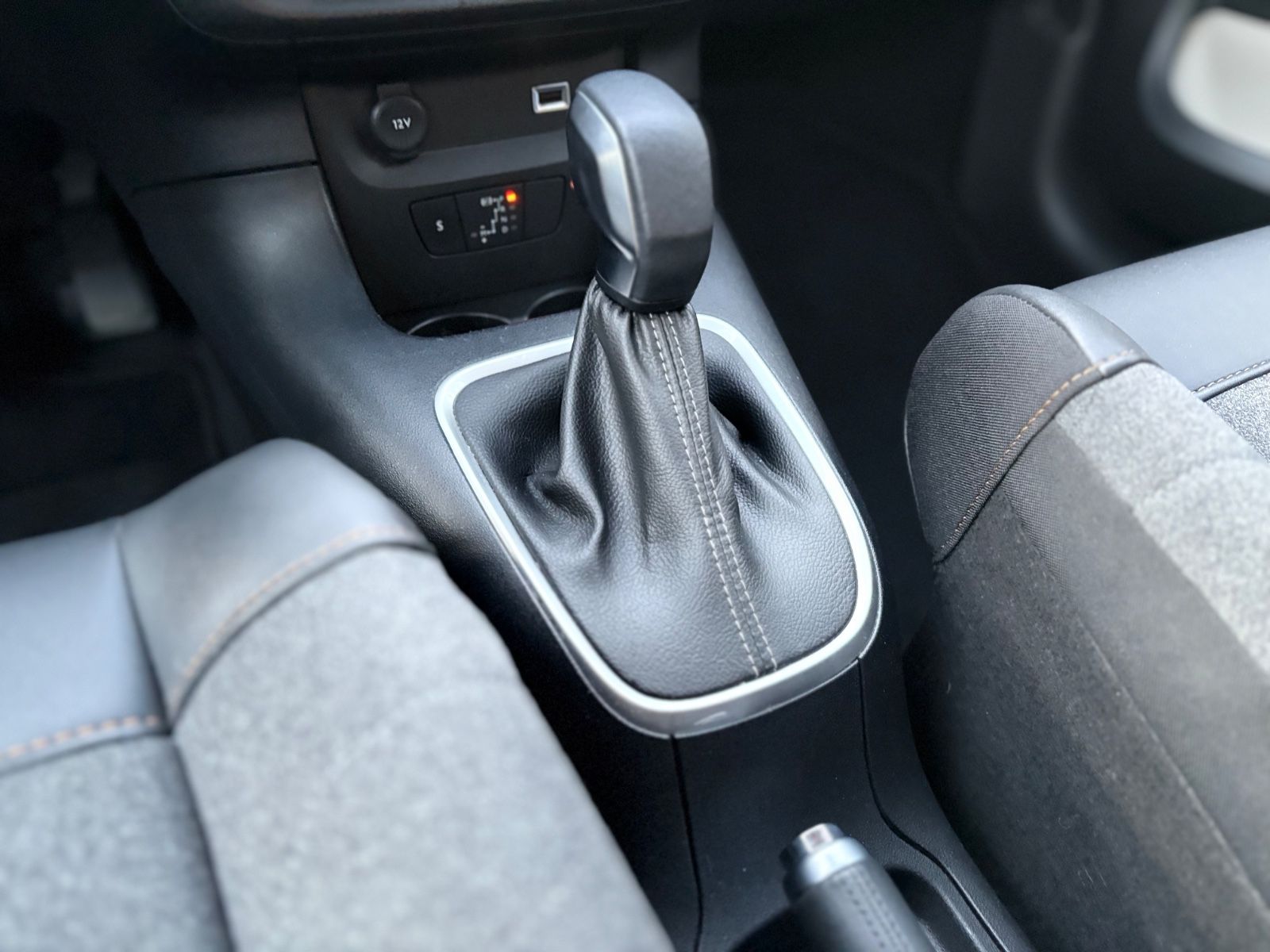 Fahrzeugabbildung Citroën C3 SHINE*STYLE PAKET*AUTOMATIK*KAMERA*NAVI*1.HD