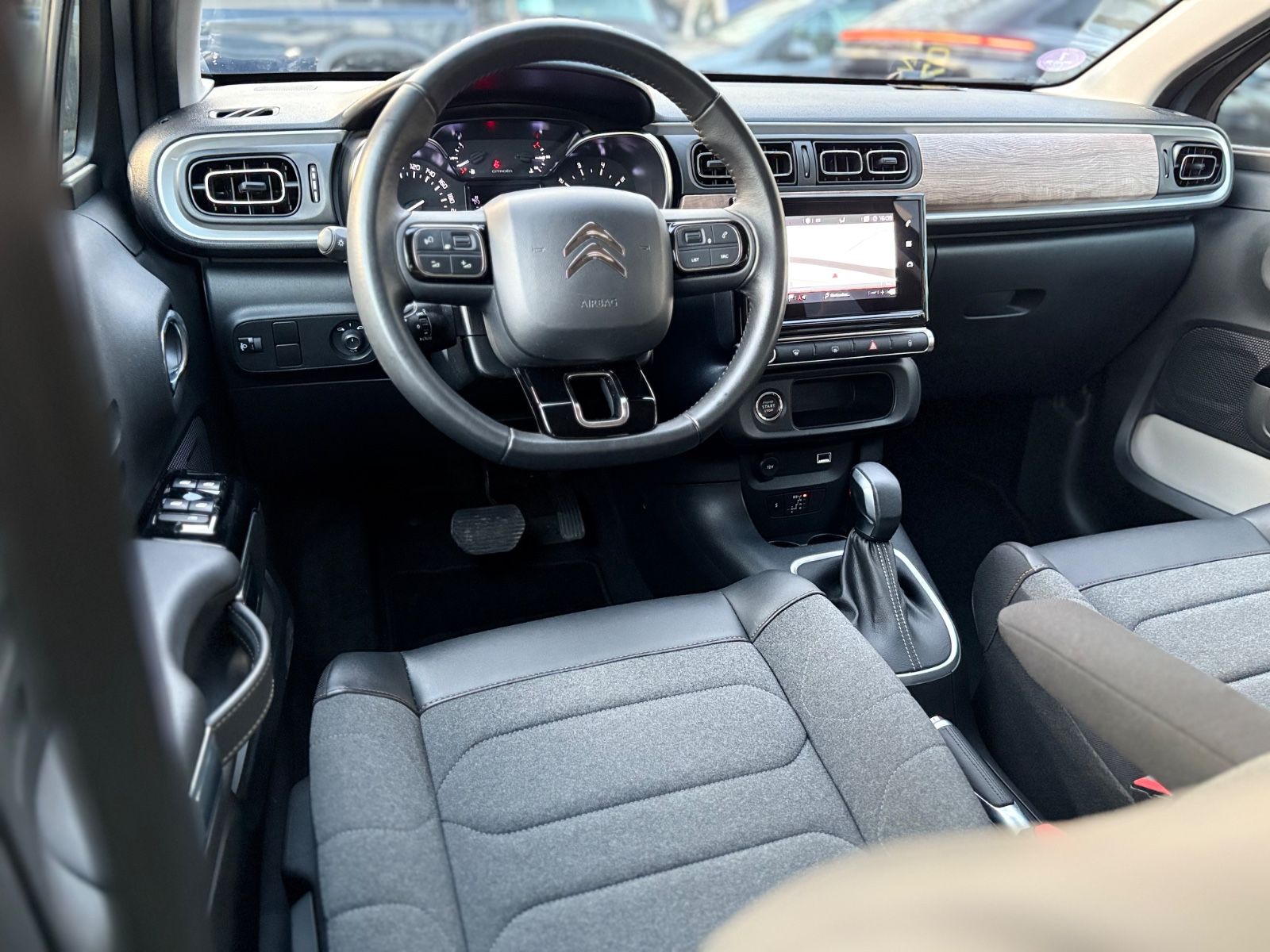 Fahrzeugabbildung Citroën C3 SHINE*STYLE PAKET*AUTOMATIK*KAMERA*NAVI*1.HD