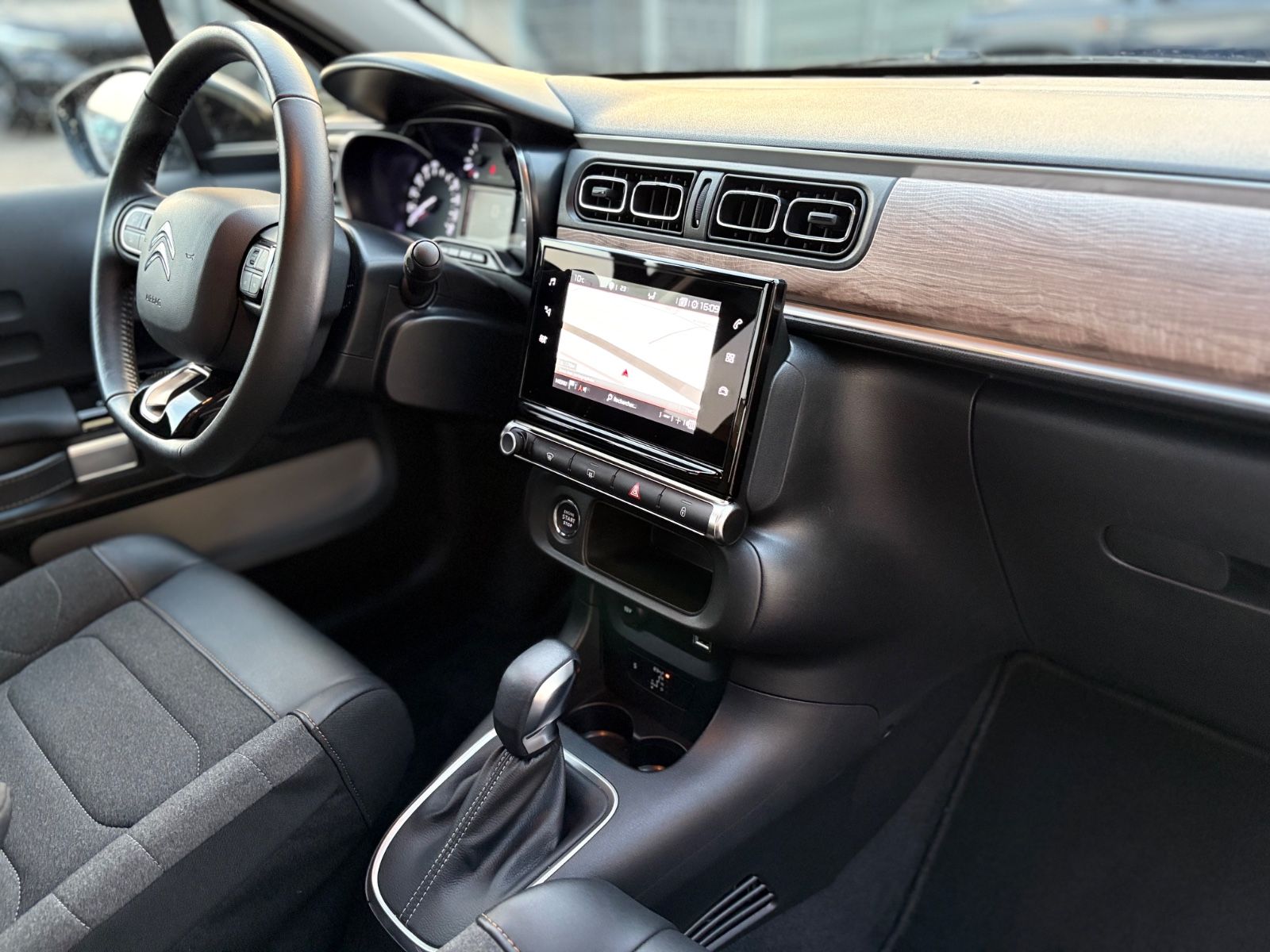 Fahrzeugabbildung Citroën C3 SHINE*STYLE PAKET*AUTOMATIK*KAMERA*NAVI*1.HD