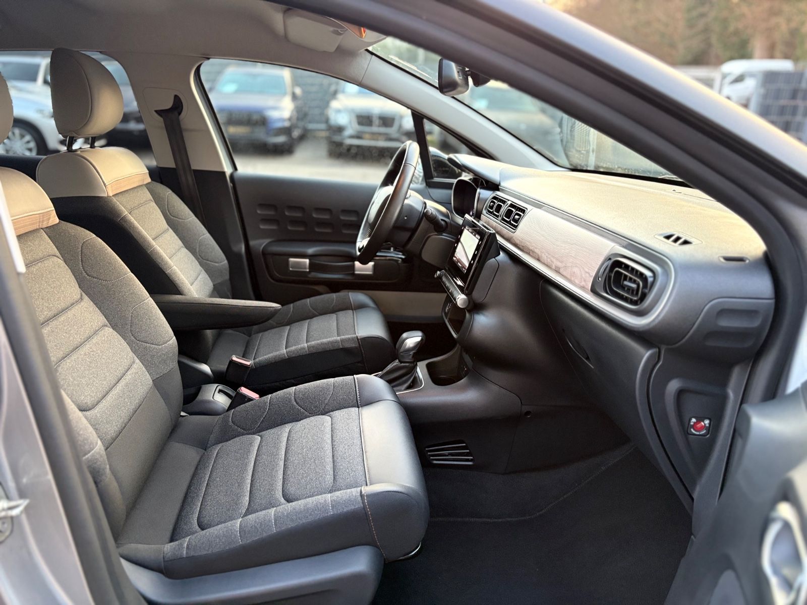 Fahrzeugabbildung Citroën C3 SHINE*STYLE PAKET*AUTOMATIK*KAMERA*NAVI*1.HD