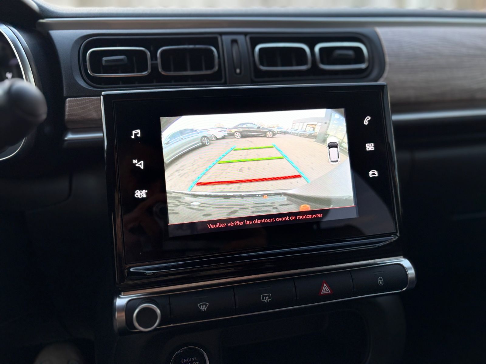 Fahrzeugabbildung Citroën C3 SHINE*STYLE PAKET*AUTOMATIK*KAMERA*NAVI*1.HD