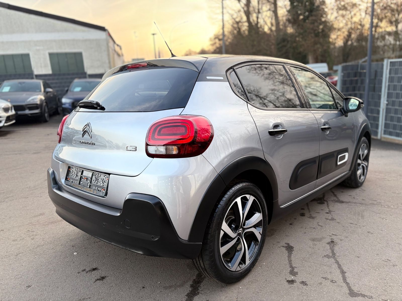Fahrzeugabbildung Citroën C3 SHINE*STYLE PAKET*AUTOMATIK*KAMERA*NAVI*1.HD
