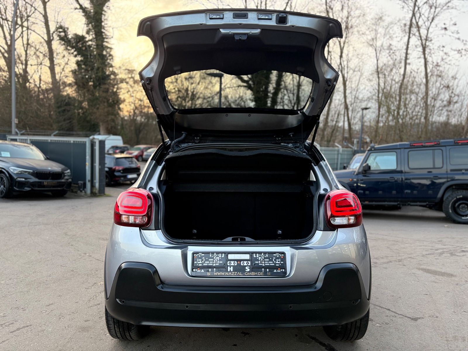 Fahrzeugabbildung Citroën C3 SHINE*STYLE PAKET*AUTOMATIK*KAMERA*NAVI*1.HD