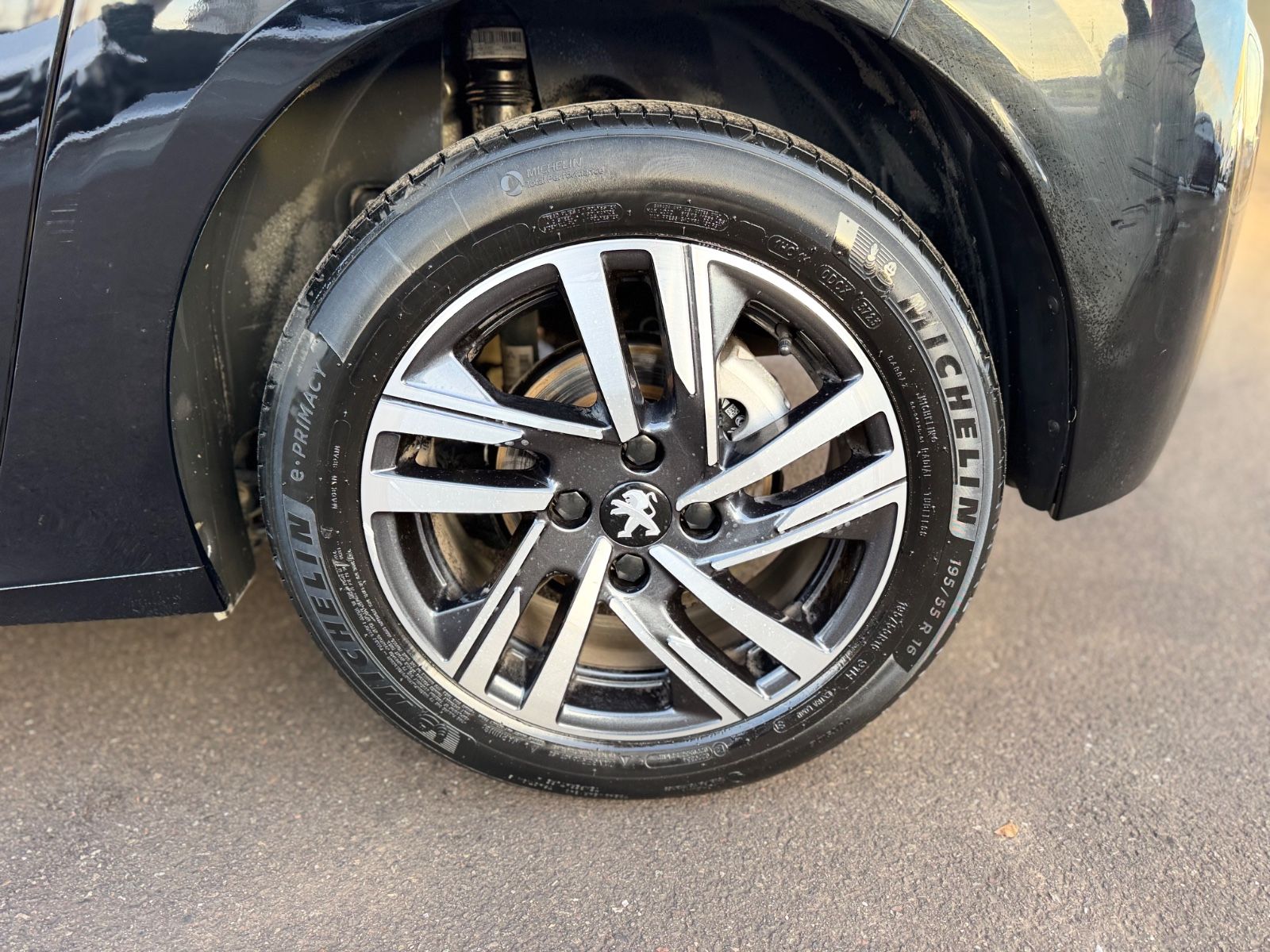 Fahrzeugabbildung Peugeot 208 STYLE PAKET*AUTOMATIK*LED*NAVI*R-KAMERA*