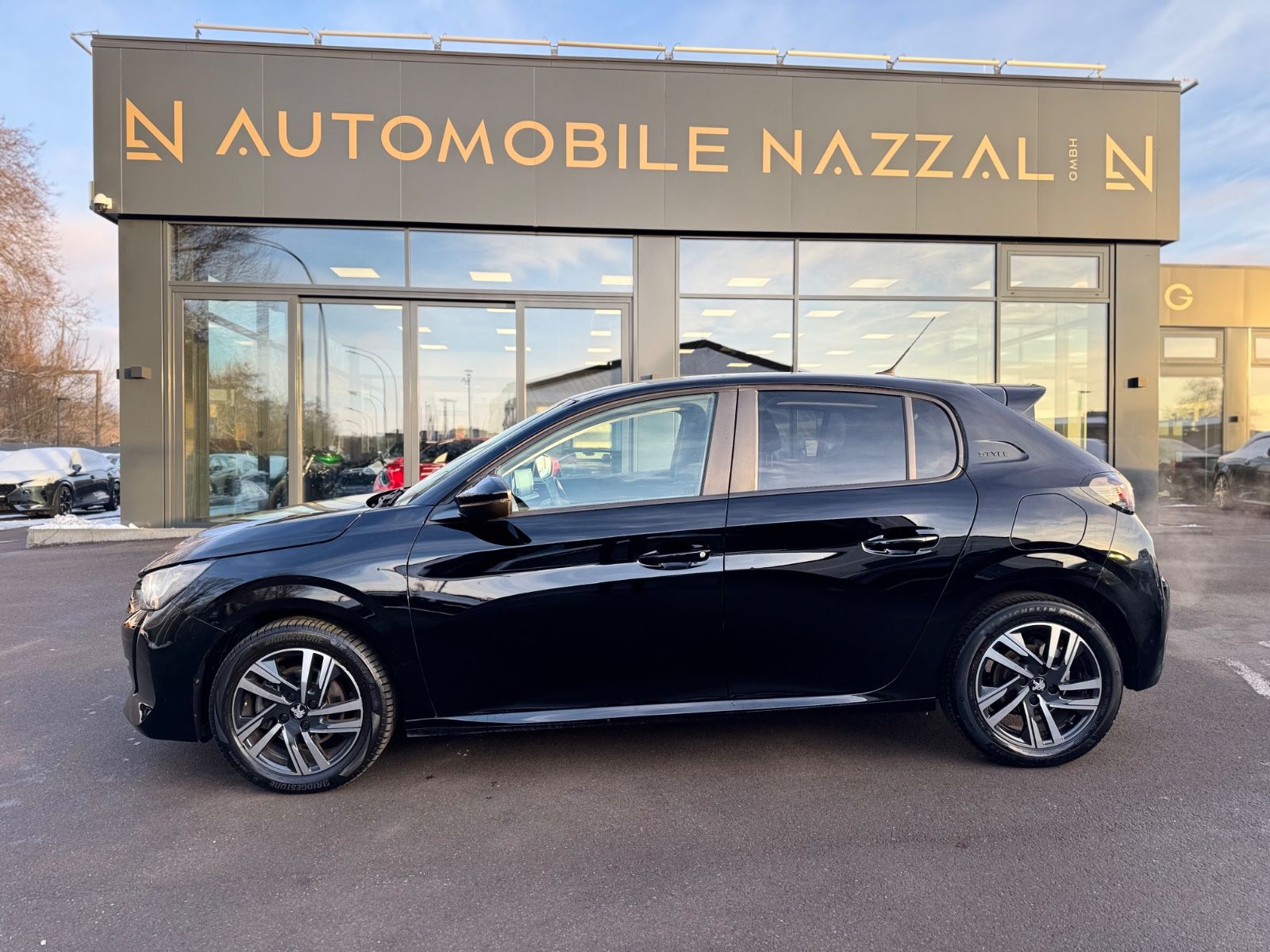 Fahrzeugabbildung Peugeot 208 STYLE PAKET*AUTOMATIK*LED*NAVI*R-KAMERA*