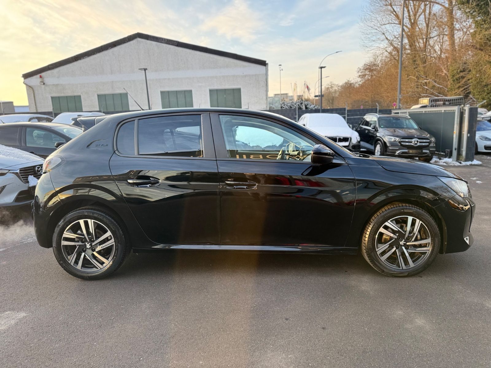 Fahrzeugabbildung Peugeot 208 STYLE PAKET*AUTOMATIK*LED*NAVI*R-KAMERA*