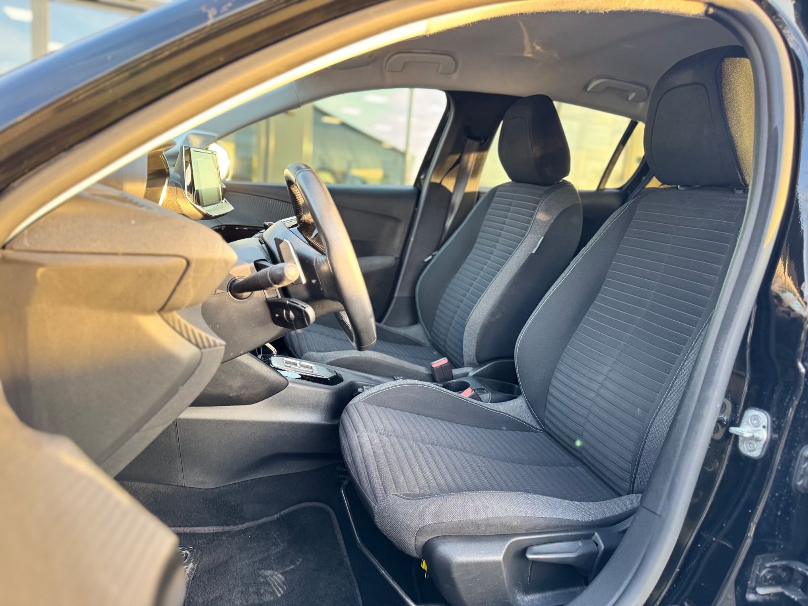 Fahrzeugabbildung Peugeot 208 STYLE PAKET*AUTOMATIK*LED*NAVI*R-KAMERA*