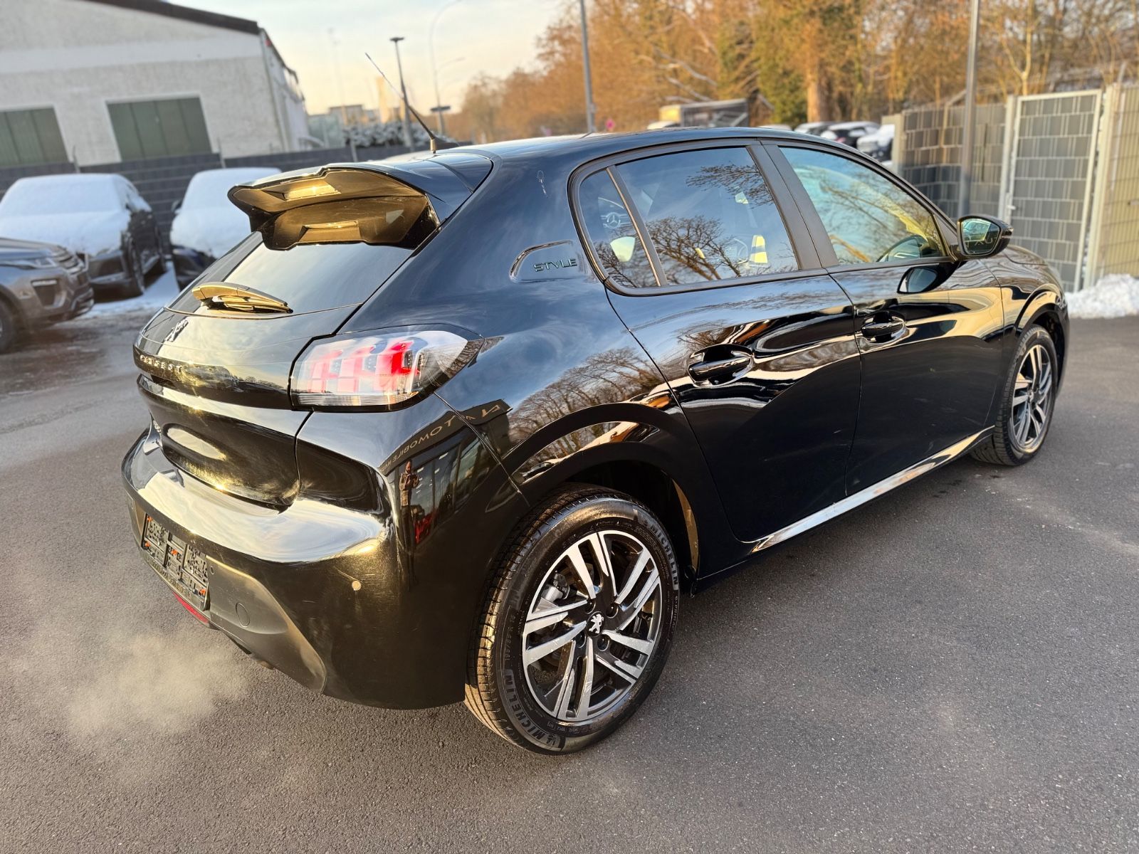 Fahrzeugabbildung Peugeot 208 STYLE PAKET*AUTOMATIK*LED*NAVI*R-KAMERA*