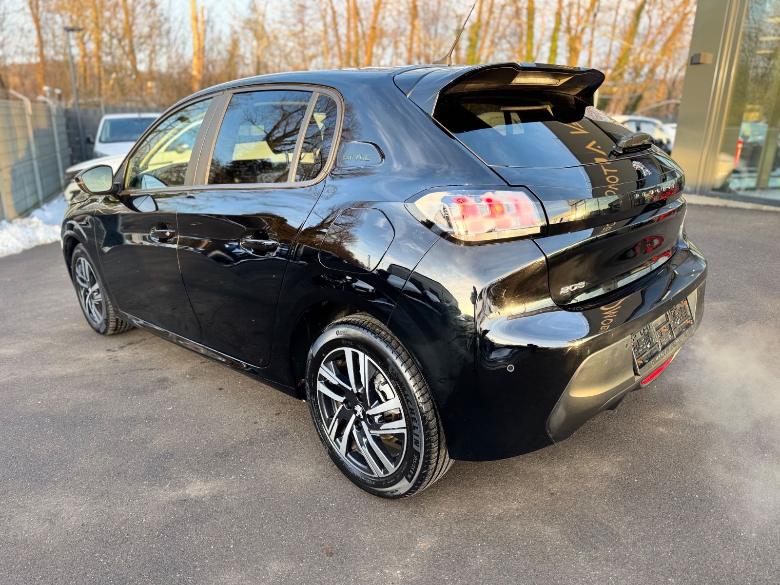 Fahrzeugabbildung Peugeot 208 STYLE PAKET*AUTOMATIK*LED*NAVI*R-KAMERA*