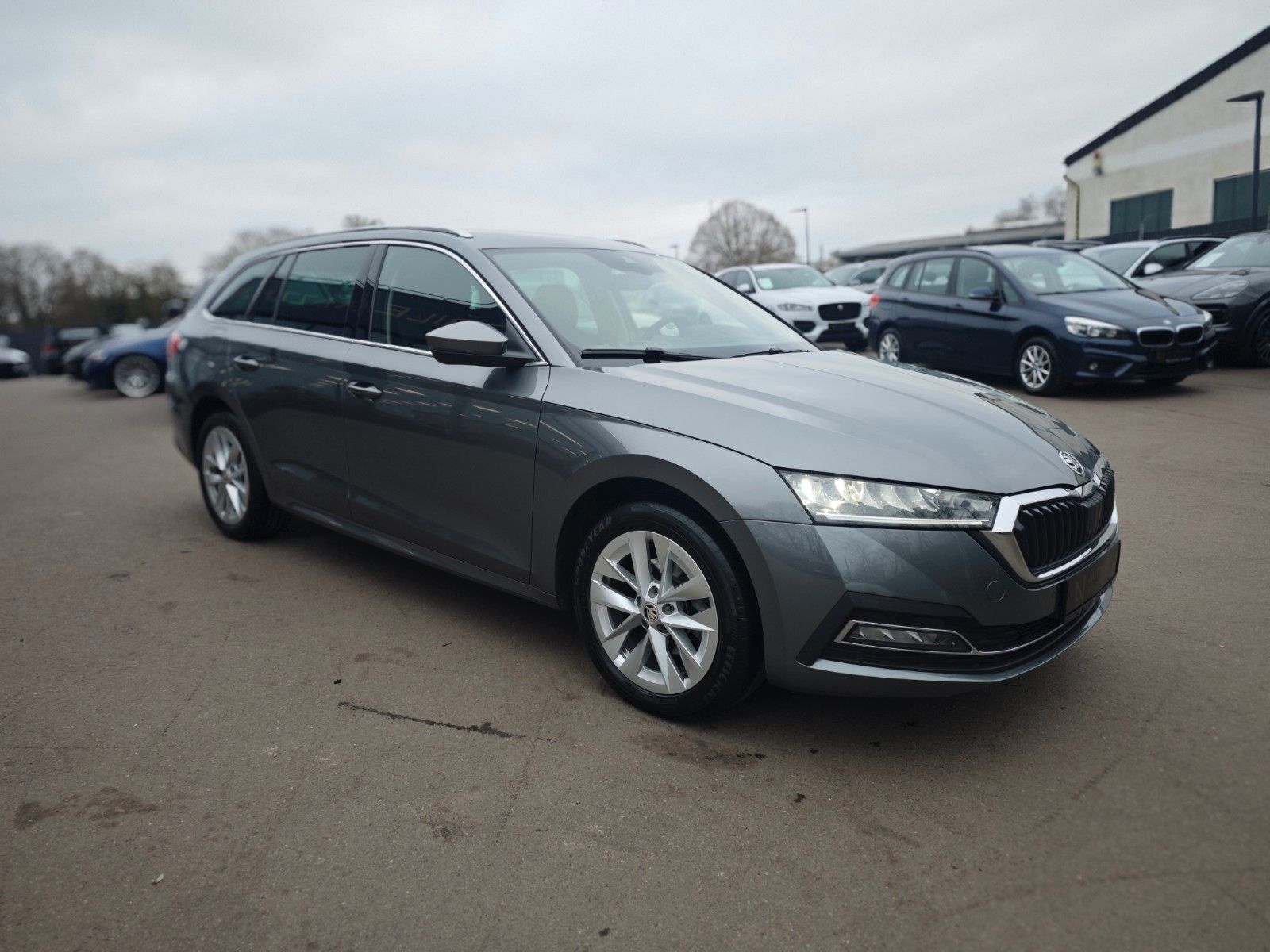 Fahrzeugabbildung SKODA OCTAVIA*APPLE CAR*NAVI*SHZ*VOLL LED*VIRTUAL*