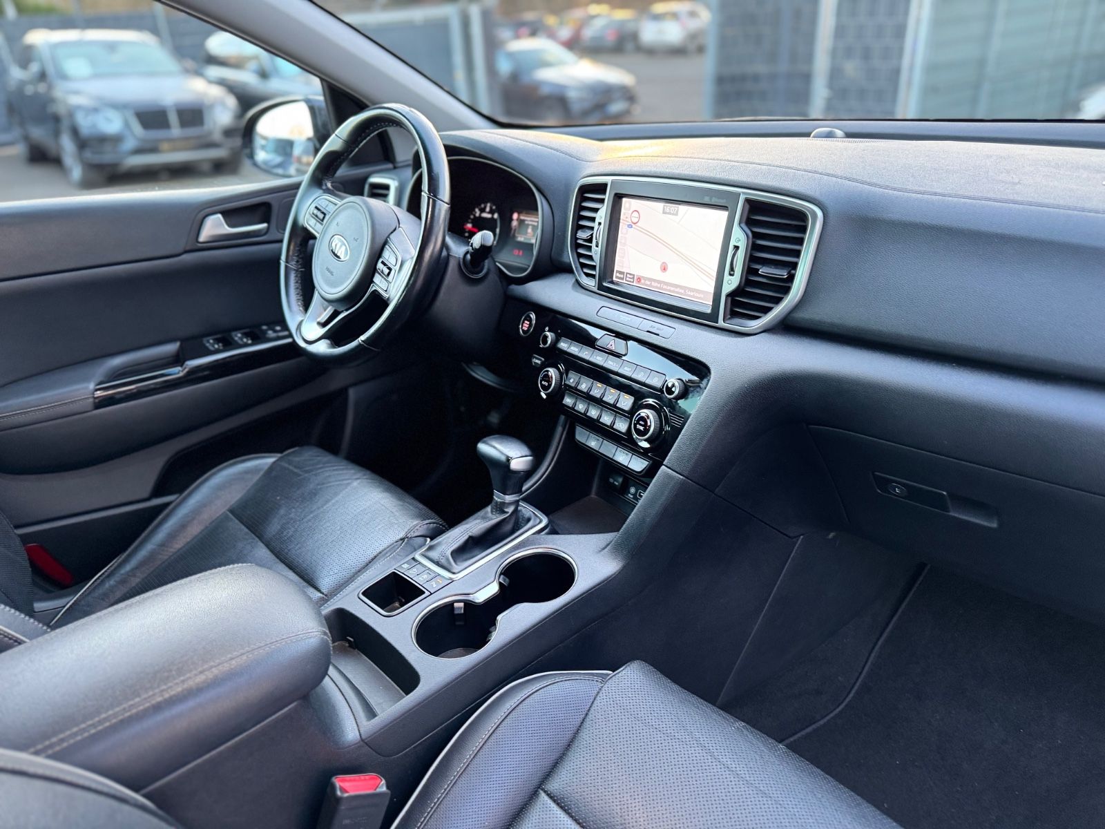 Fahrzeugabbildung Kia SPORTAGE STYLE PAKET*AUT*PANO*LEDER*KAMERA*2.HD*