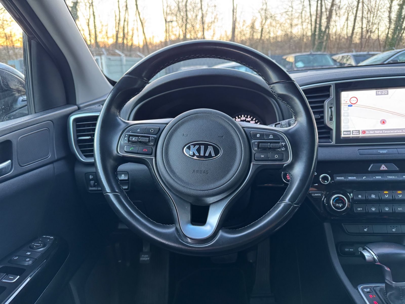 Fahrzeugabbildung Kia SPORTAGE STYLE PAKET*AUT*PANO*LEDER*KAMERA*2.HD*