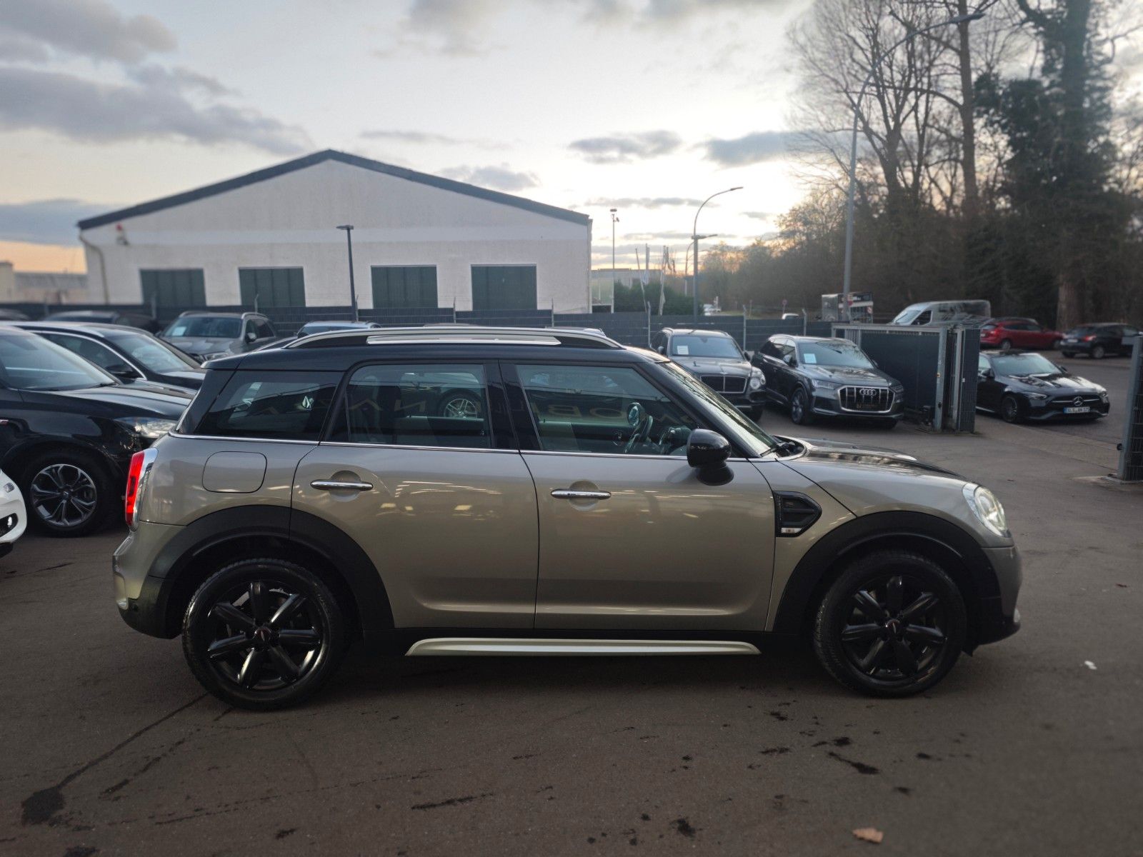 Fahrzeugabbildung MINI COOPER COUNTRYMAN *AUT*FACELIFT*PANO*NAVI*2.HD