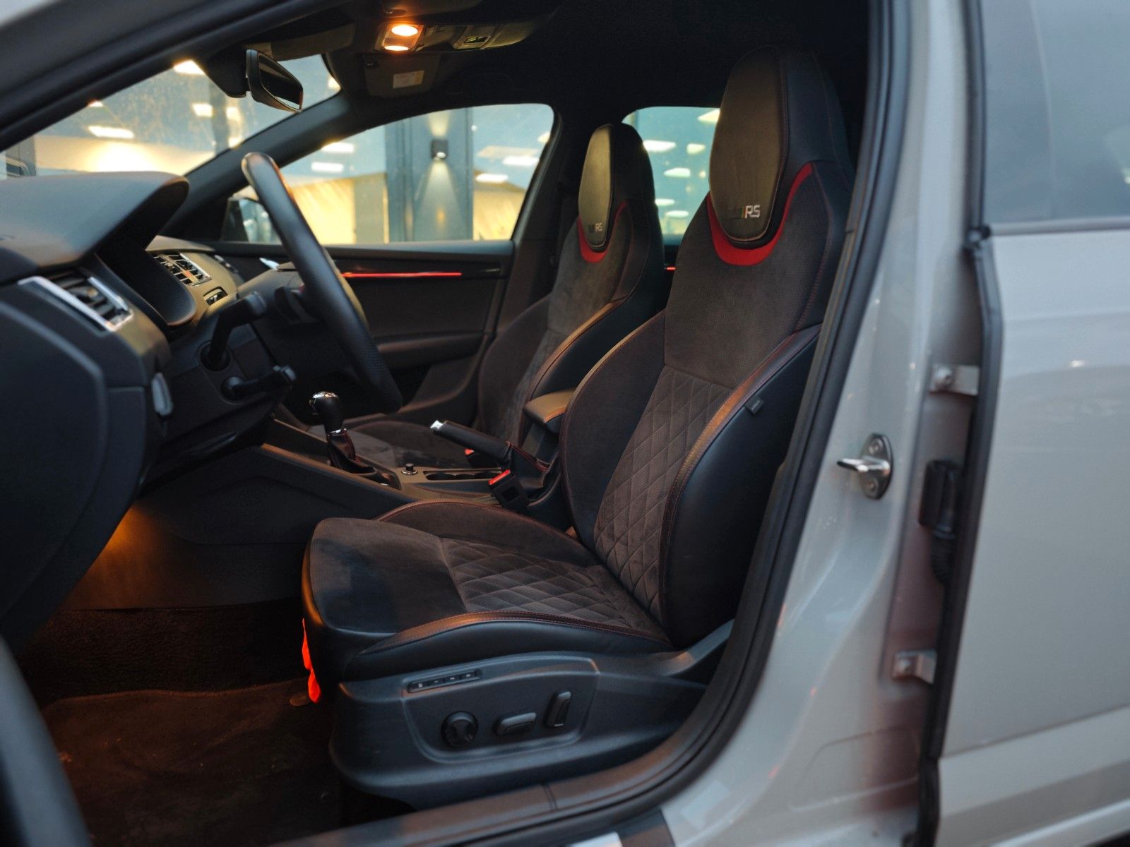 Fahrzeugabbildung SKODA OCTAVIA RS 4X4*AUT*SCHALENSITZE*KAMERA*4XSHZ*