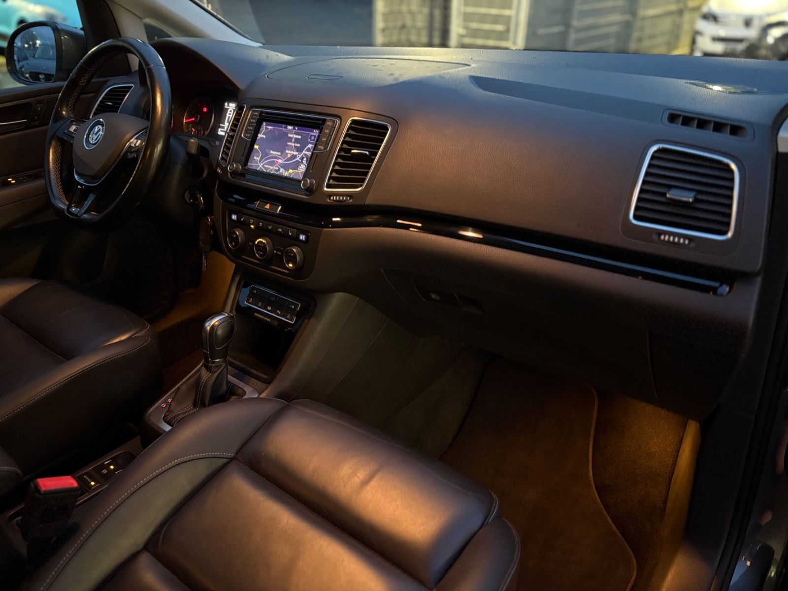 Fahrzeugabbildung Volkswagen SHARAN HIGHLINE*AUT*PANO*7 SITZER*EL TÜREN*2.HD*