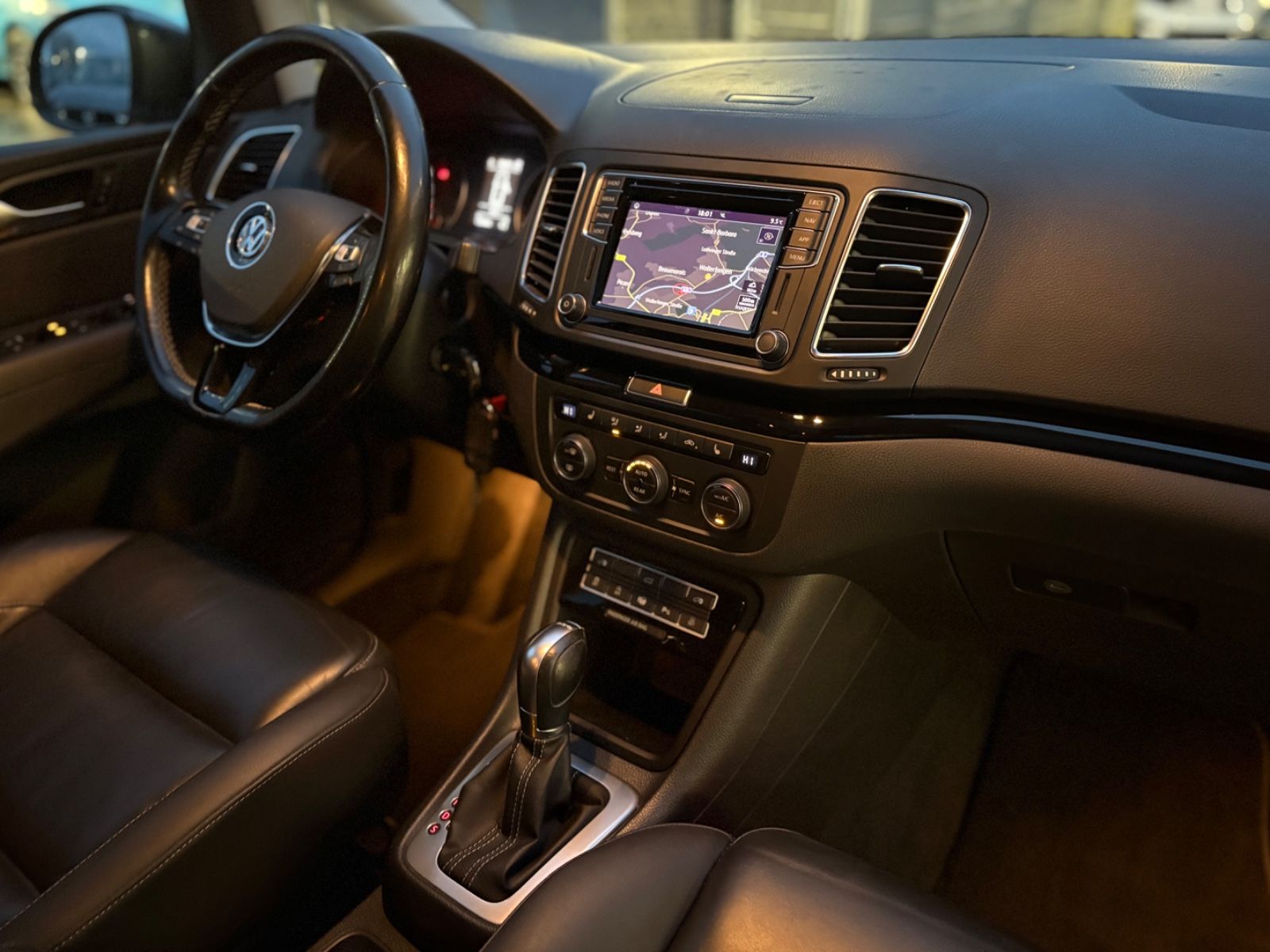 Fahrzeugabbildung Volkswagen SHARAN HIGHLINE*AUT*PANO*7 SITZER*EL TÜREN*2.HD*